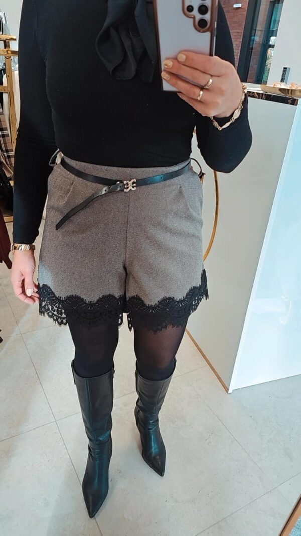 Spodenki w jodełkę z koronkowym obszyciem