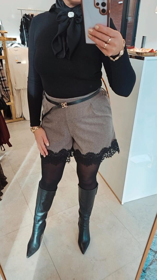 Spodenki w jodełkę z koronkowym obszyciem