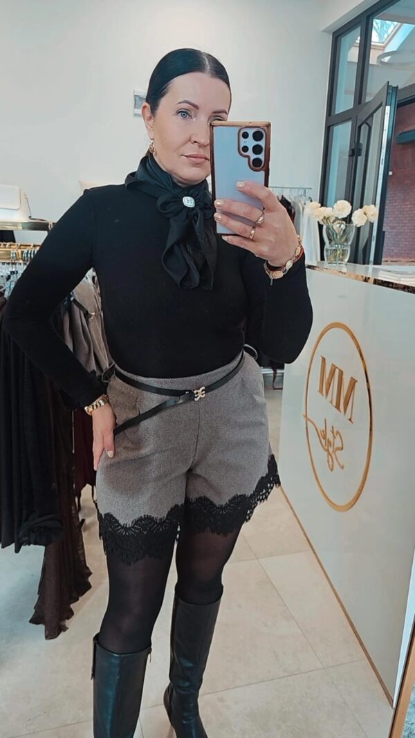 Spodenki w jodełkę z koronkowym obszyciem