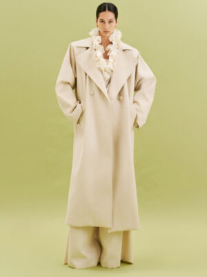 Płaszcz/trencz w odcieni jasnego chłodnego beżu