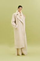 Płaszcz/trencz w odcieni jasnego chłodnego beżu