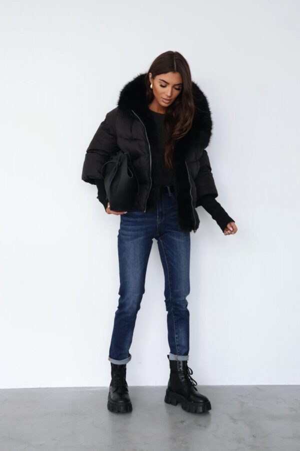 Puchowa kurtka z odpinanym futerkiem