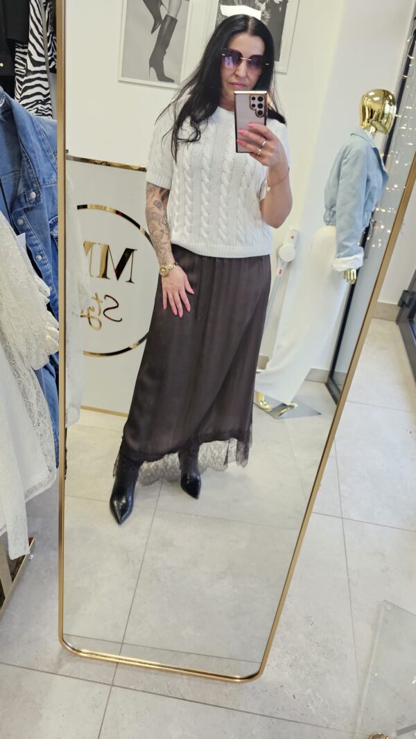 Biały sweterek z wrkoczowym splotem