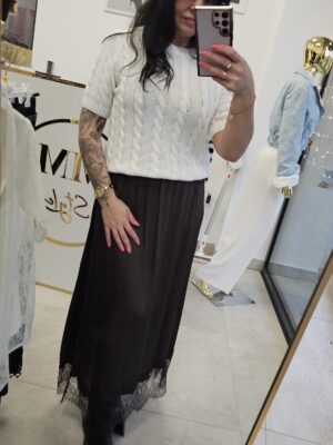 Biały sweterek z wrkoczowym splotem