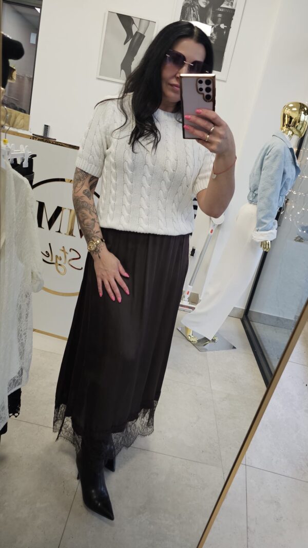 Biały sweterek z wrkoczowym splotem