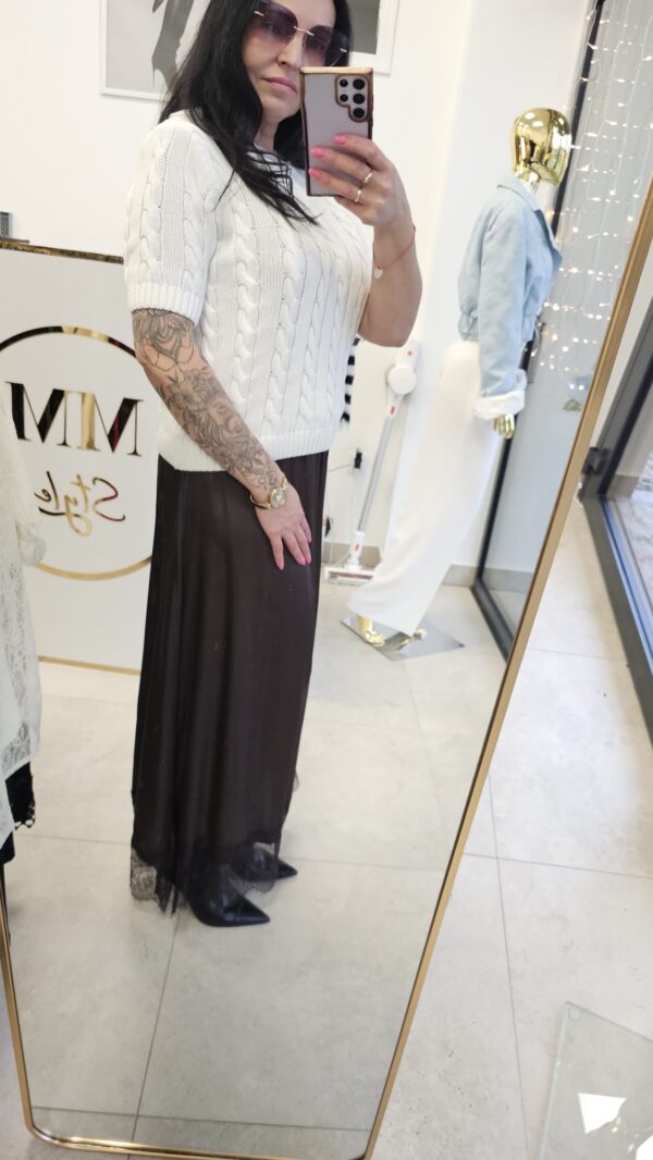 Biały sweterek z wrkoczowym splotem