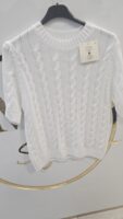 Biały sweterek z wrkoczowym splotem